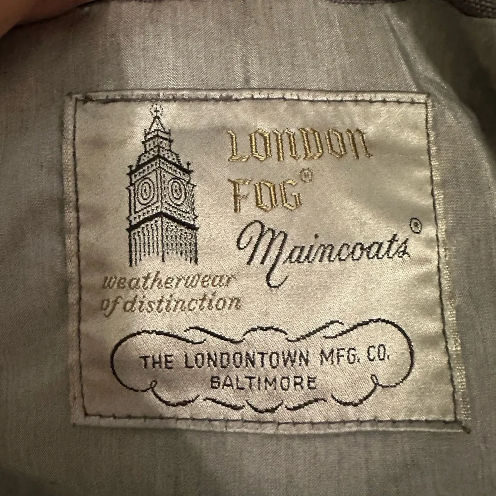 VINTAGE London Fog Trenchcoat. Button Front - Picture 5 of 5